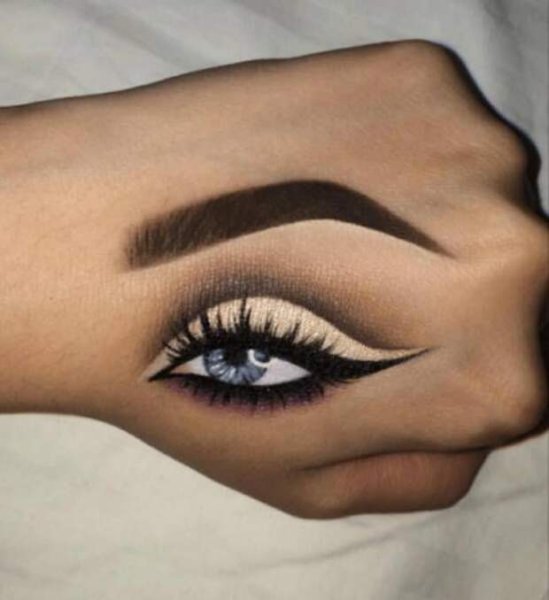 Глаз на руке макияж