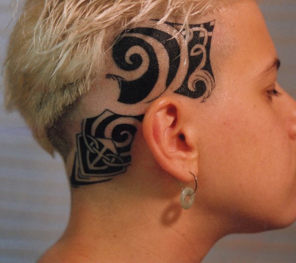 Татуировки на голове у девушек