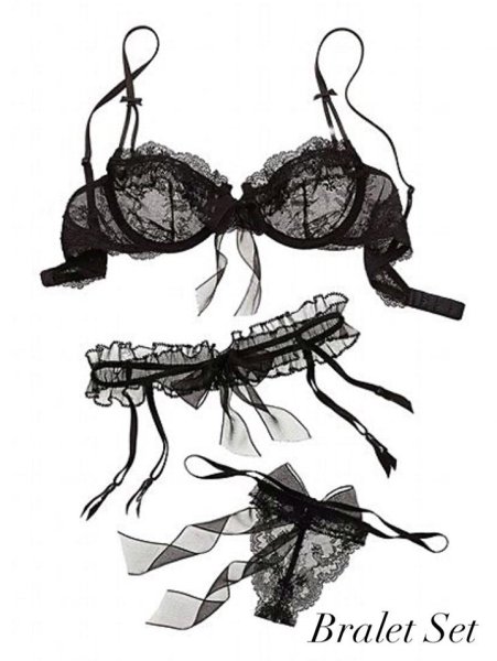 Кружевное белье на белом фоне