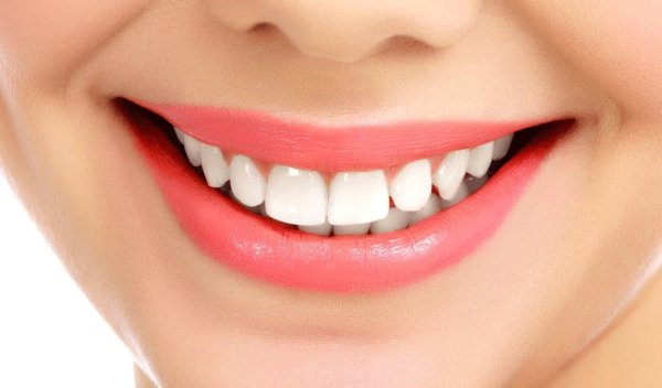 Улыбка с зубами