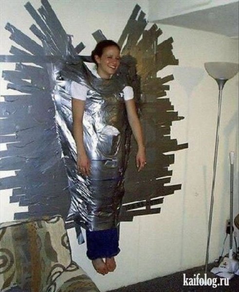 Человек примотанный скотчем к стене