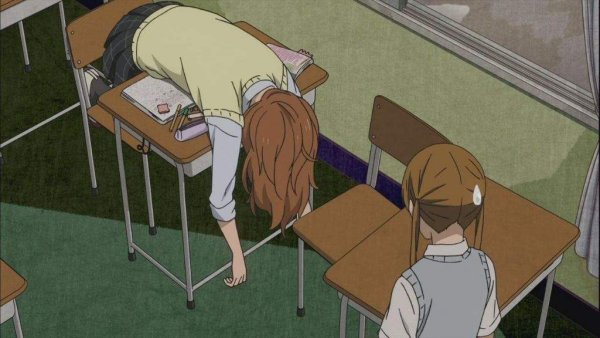 Девочка лежит на парте