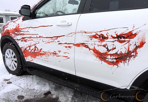 Кровавая аэрография на машине
