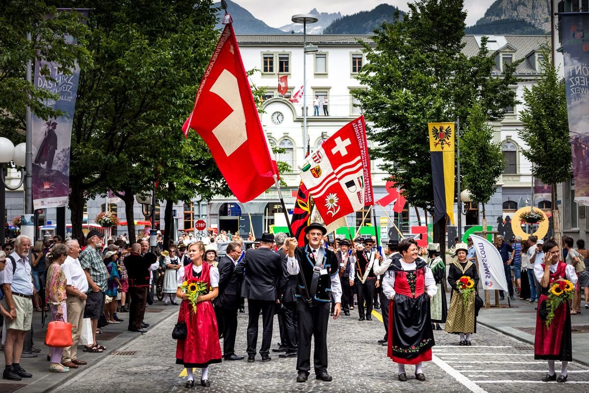 Швейцария численность населения. Население Швейцарии народы. Культура Швейцарии. Традиции Швейцарии. Швейцария культура и традиции.