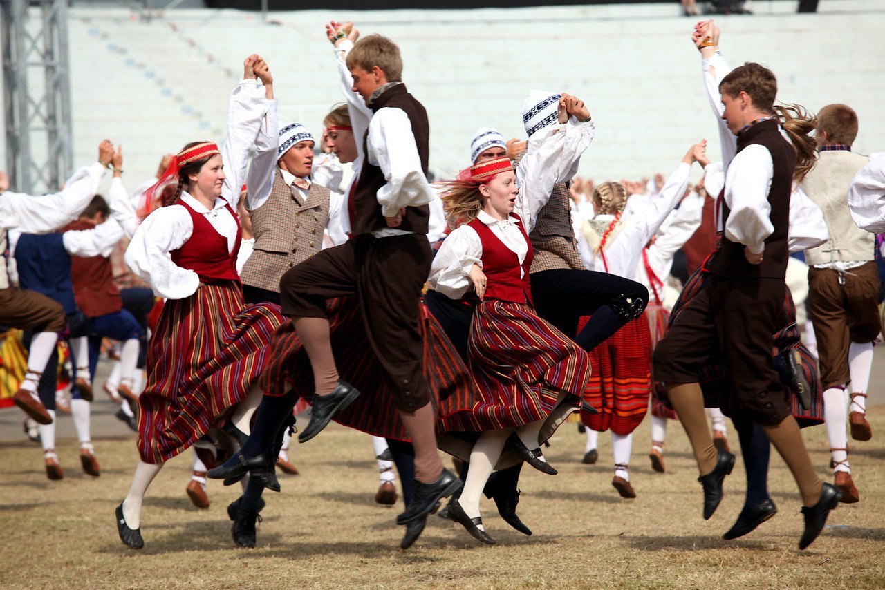 Чья национальная. Эстонский танец Йоксу-полька. Норвежский народный танец Халлинг. Национальный танец Эстонии. Спрингер норвежский танец.
