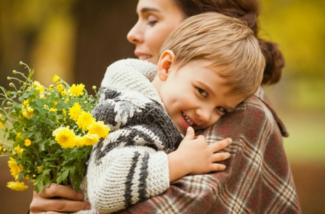 Заботиться и оберегать. Цветы для детей. Мальчик дарит цветы маме. Дети с цветами. Дети дарят цветы.