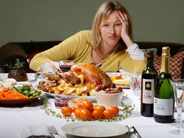 Толстая женщина ест пиццу