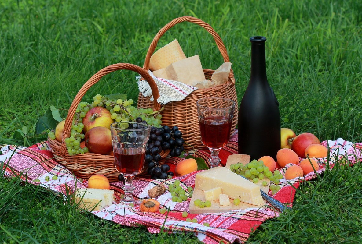 Пикник воды и хлеба. Пикник на природе. Пикник с вином на природе. Летний пикник на природе. Пикник с фруктами.