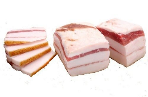 Кусок сала на белом фоне