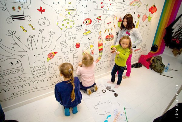 Ребенок рисует на обоях