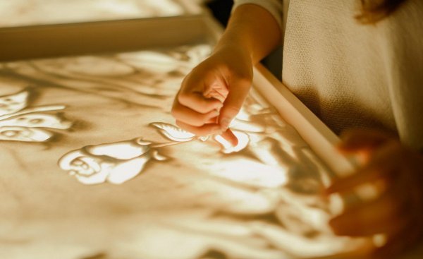 Дети рисуют песком