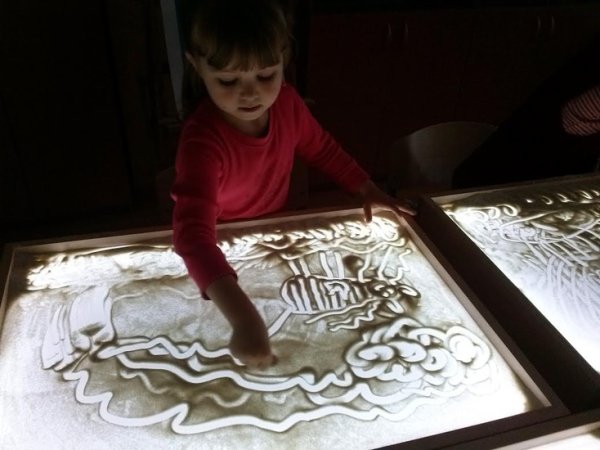 Рисование песком