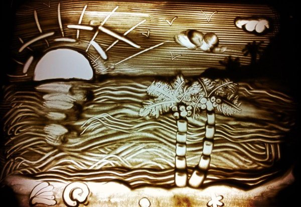 Рисование песком море