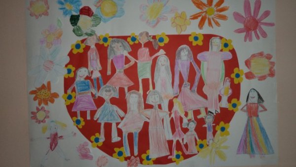 Много детских рисунков