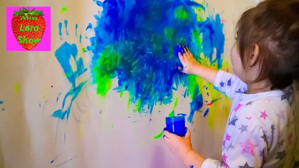 Ребенок разрисовал стены