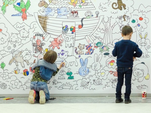 Детские рисунки на стене