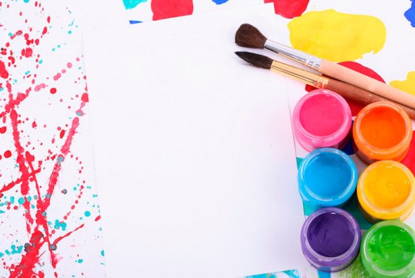 Рамка с красками и кистями