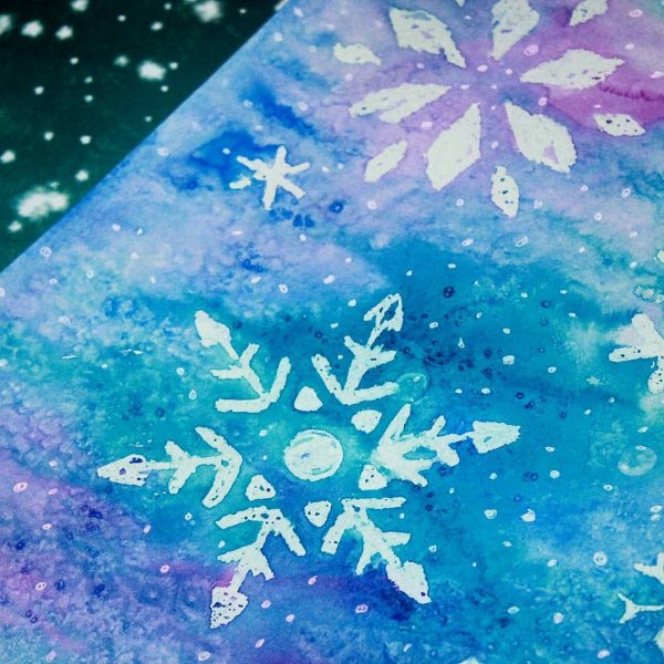 Рисование снежинки восковыми мелками и акварелью