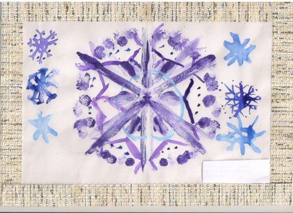 Снежинки восковыми мелками и красками
