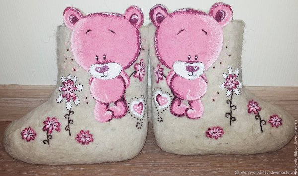 Маленький ребенок в валенках