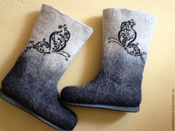 Валенки на белом фоне