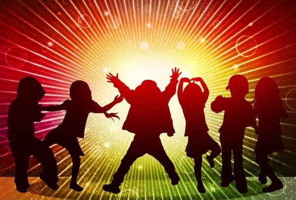 Дети танцуют на дискотеке