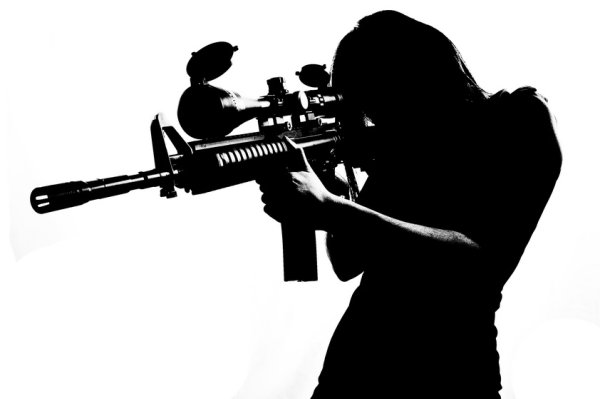 Силуэт девушки с оружием