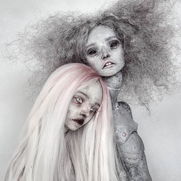 Нарисовать страшную куклу из косметики