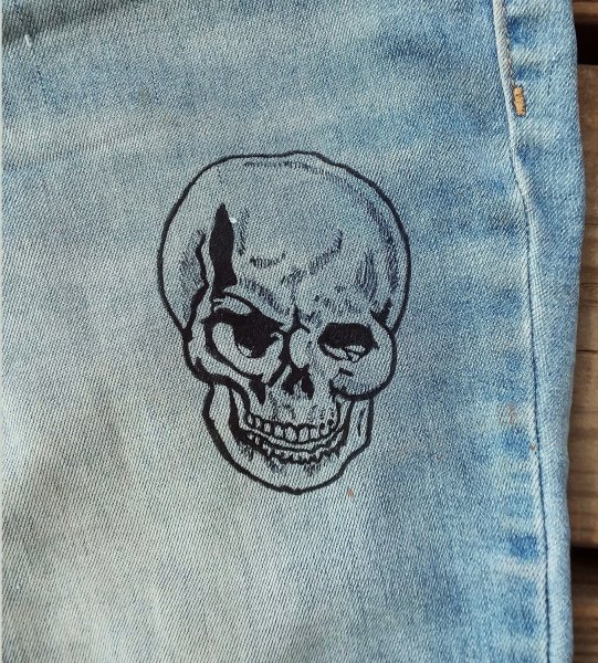 Череп на одежде роспись