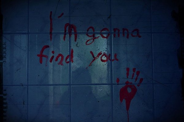 Кровавые надписи на чёрном фоне