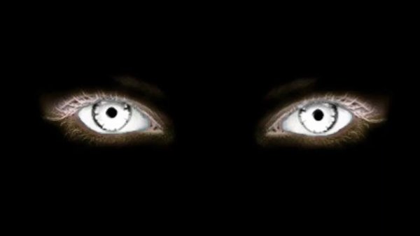 Мужские глаза в темноте