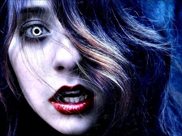 Девушка вампир