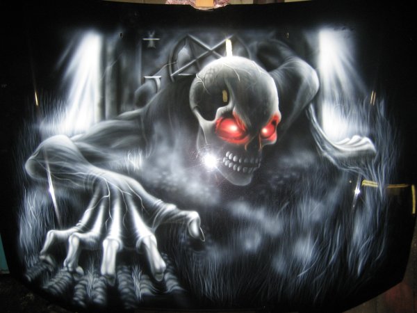 Аэрография череп на капоте