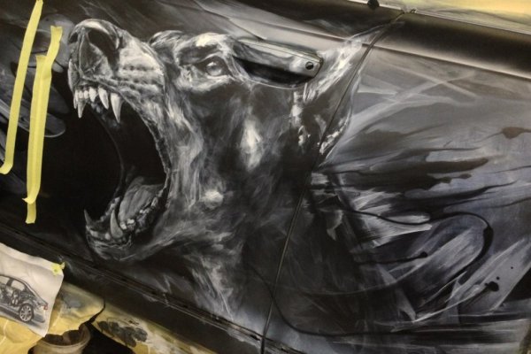 Аэрография на машине черно белая