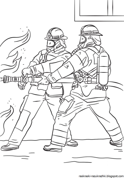 Пожарный с ребенком на руках