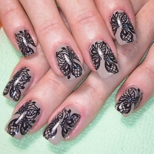 Синий маникюр со стемпингом