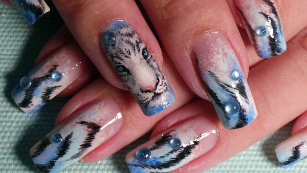 Животное на ногтях