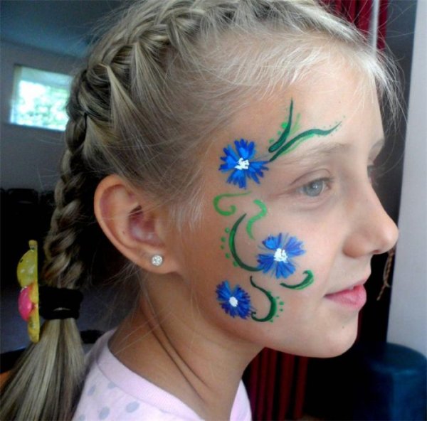 Бабочка на лице ребенка