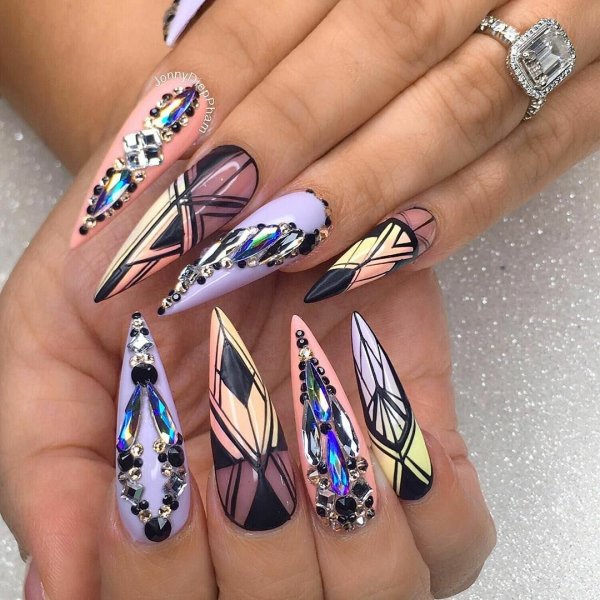 Необычный маникюр на длинные острые ногти