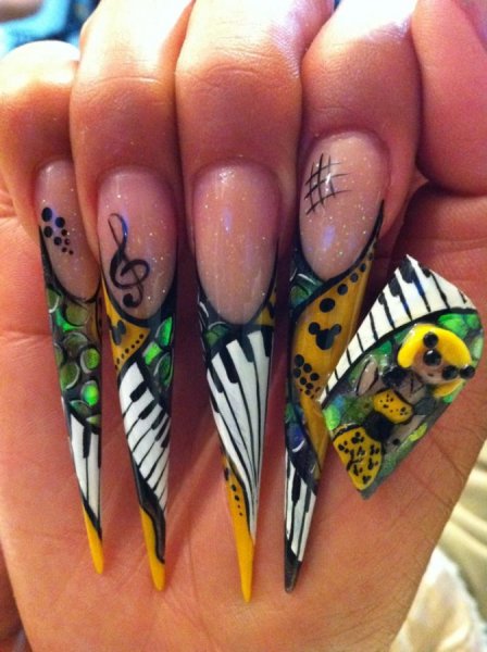 Красивая птица на ногтях