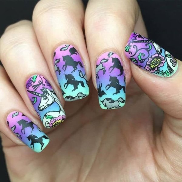 Летний маникюр с единорогом