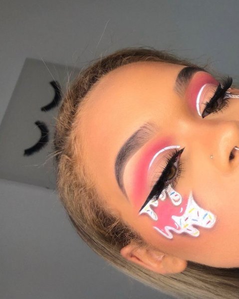 Необычный страшный макияж