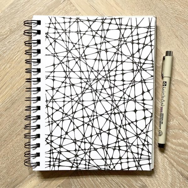 Чёрной ручкой для скетчбука