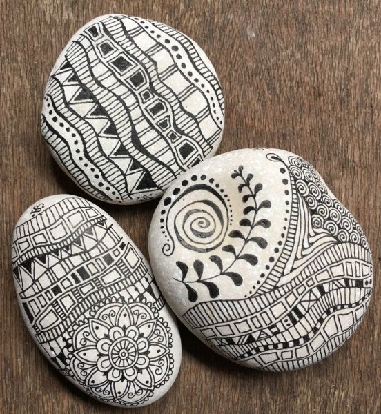 Рисование на камушках