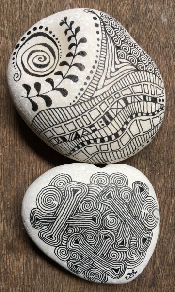 Рисуем насекомых на камнях