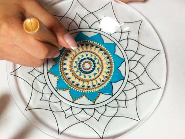 Мандала контурными красками