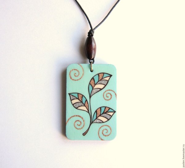 Роспись деревянных кулонов