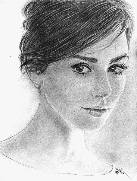 Простым карандашом лицо девушки