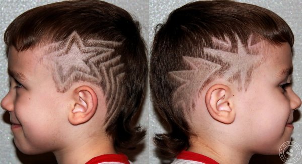 Стрижка мальчика с рисунком сбоку