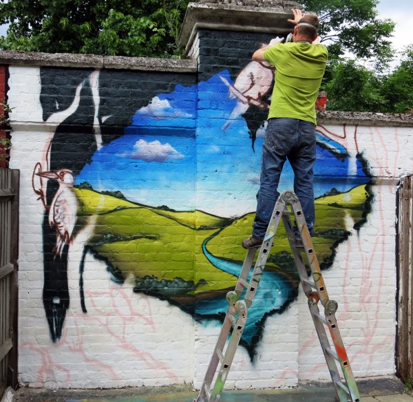 Рисование баллончиками на стене